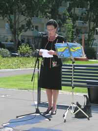 Ruth Jakoby, Botschafterin des Königsreichs Schweden, begrüßt die Fertigstellung des Peter-Weiss-Platzes.