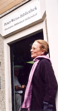 Prof. Gunilla Palmstierna Weiss vor der Bibliothek