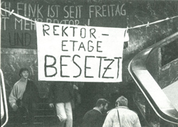 Heinrich Fink und Studenten protestieren gegen Abwicklungspläne. Januar 1991.  Urheber: Joachim Fisahn